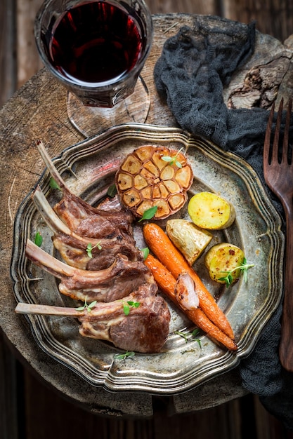 Costillas de cordero asadas calientes con ajo y verduras