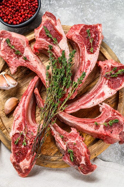 Costillas de cordero, carne cruda con hueso, chuletas con sal, pimienta.