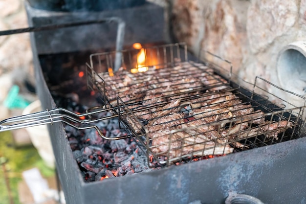 Costillas de cordero cocidas sobre un fuego abierto closeup chuletas de cordero asar a la parrilla barbacoa hecha originalmente de