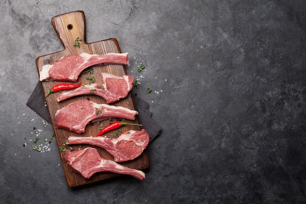 Costillas de cordero para cocinar Costillar de cordero crudo