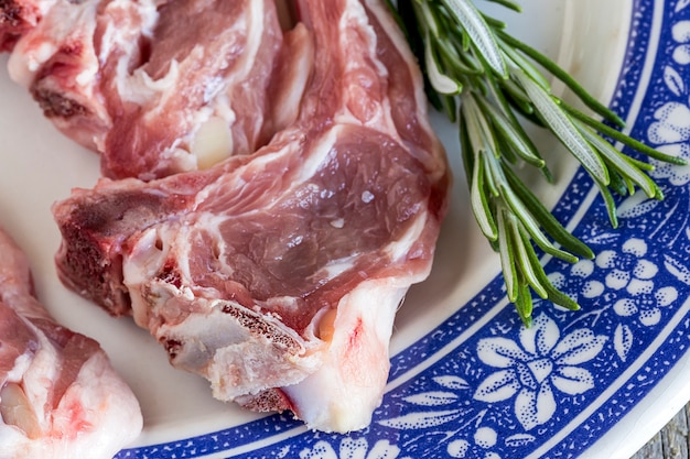 Foto costillas de cordero crudo sobre fondo blanco