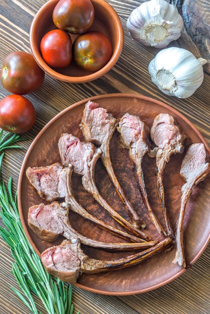 Costillas de cordero a la parrilla en el plato