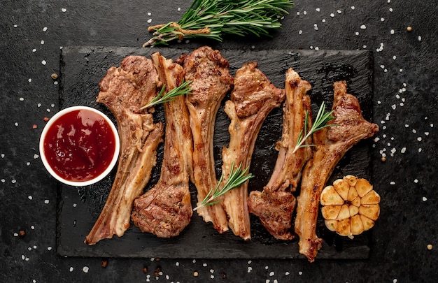 Costillas de cordero a la plancha con especias y ajo sobre un fondo de piedra