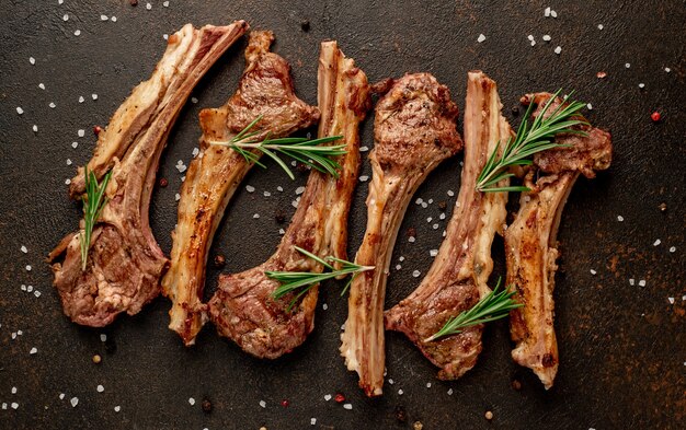 Costillas de cordero a la plancha con especias y ajo sobre un fondo de piedra