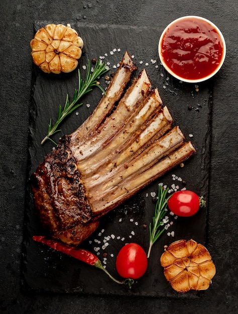 Costillas de cordero a la plancha con especias y ajo sobre un fondo de piedra