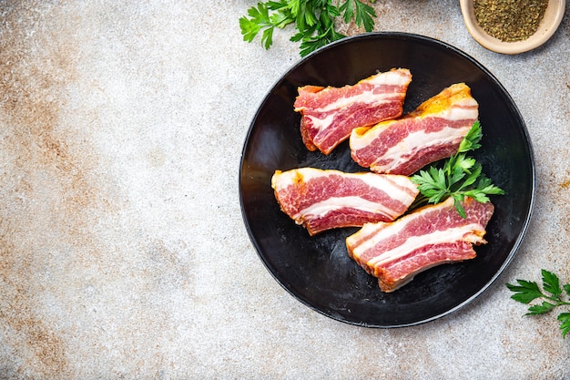 Costillas crudas carne de cerdo en escabeche especias y hierbas porción fresca lista para comer bocadillo en la mesa