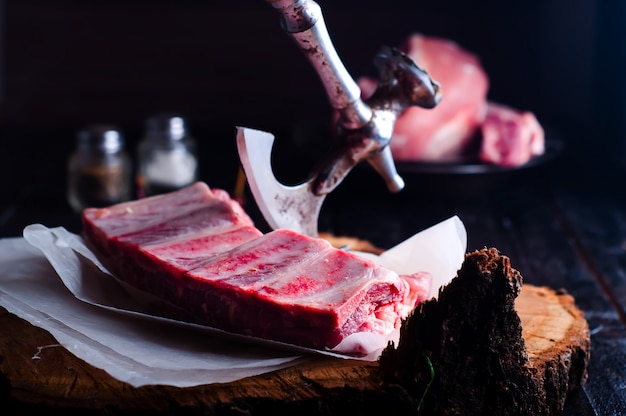 Costillas crudas en una mesa de madera