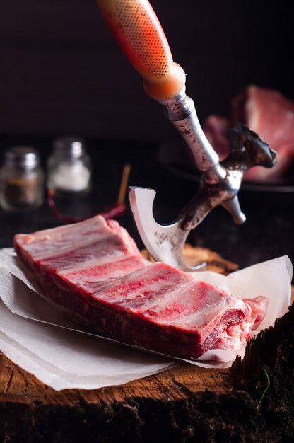 Costillas crudas en una mesa de madera