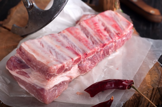 Costillas crudas en una mesa de madera