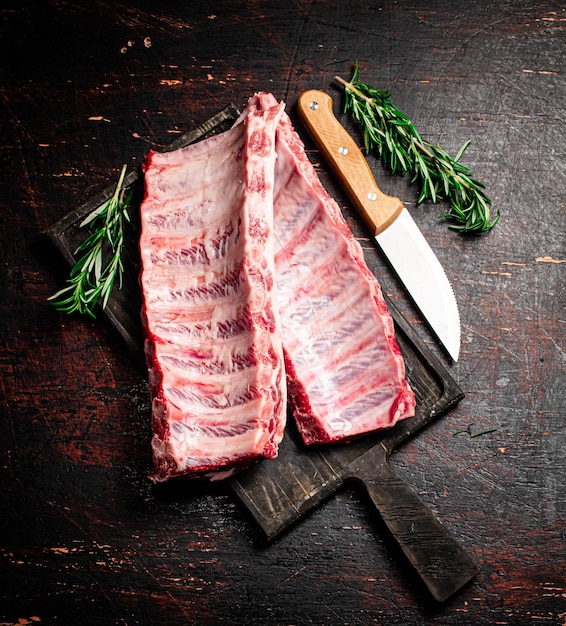 Costillas crudas sobre una tabla para cortar