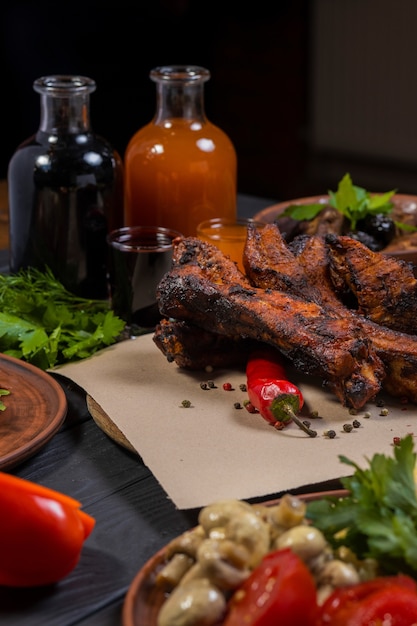 Costillas fritas con pimienta y botella de vino