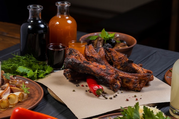 Costillas fritas con pimienta y botella de vino