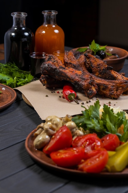 Costillas fritas con pimienta y botella de vino