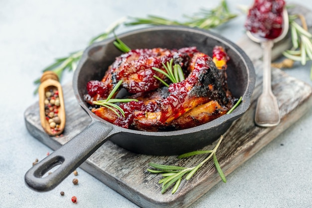 Costillas en glaseado de miel con salsa de cerezas y romero