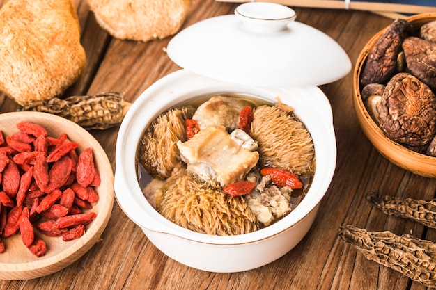 Foto costillas de hericium sopa estofado de comida china