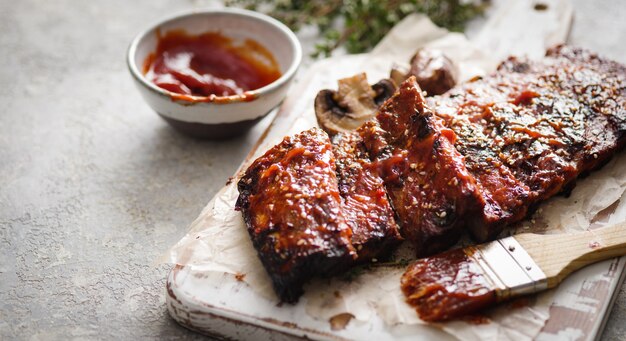 Costillas jugosas barbacoa closeup poca profundidad de campo.