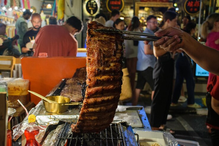 Costillas del mercado y del bazar tradicionales de la comida en Tailandia
