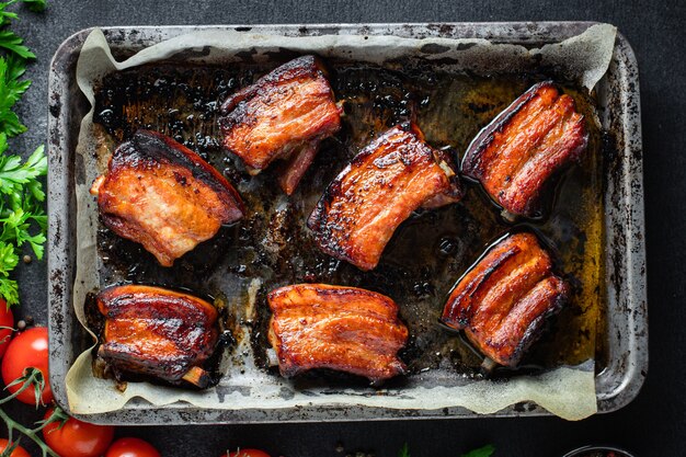 Costillas a la parrilla cerdo BBQ en especias y salsa de tomate trozo de carne segundo plato snack listo para comer