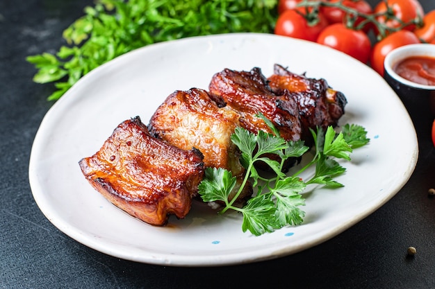 Costillas a la parrilla cerdo BBQ en especias y salsa de tomate trozo de carne segundo plato snack listo para comer