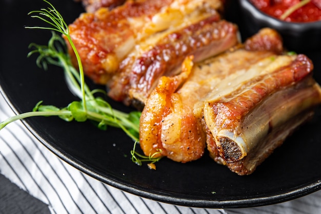 Costillas a la parrilla de cerdo carne de res frita comida grasa picante comida fresca bocadillo en la mesa copia espacio fondo de alimentos