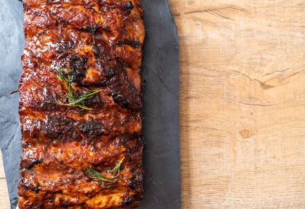 costillas a la parrilla de cerdo