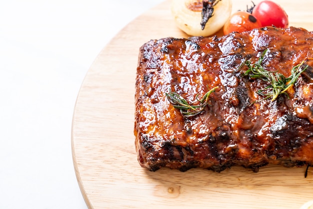 costillas a la parrilla de cerdo