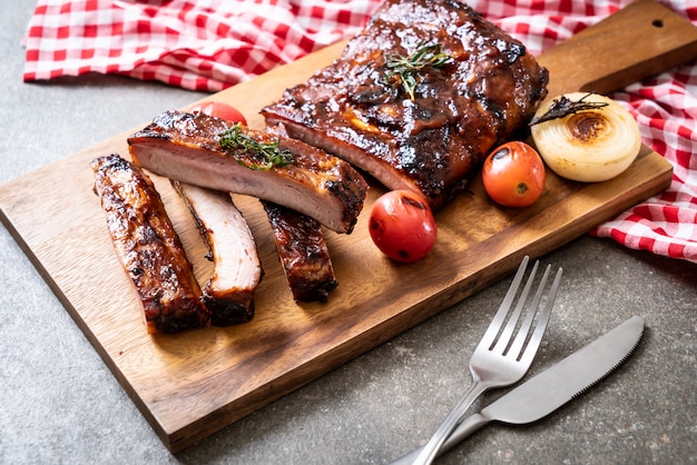 costillas a la parrilla de cerdo