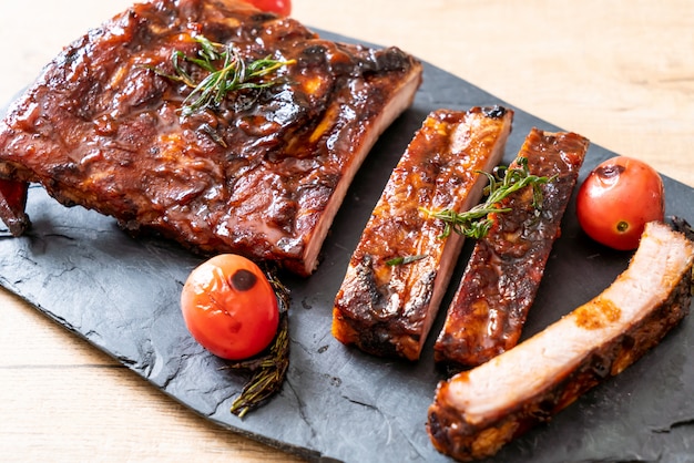 costillas a la parrilla de cerdo