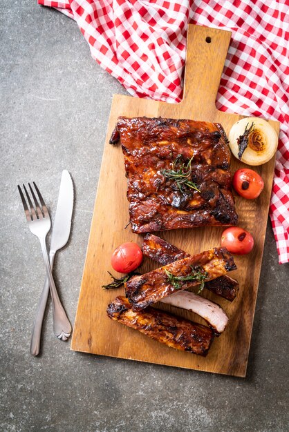 costillas a la parrilla de cerdo