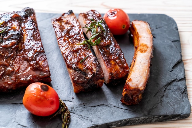 costillas a la parrilla de cerdo