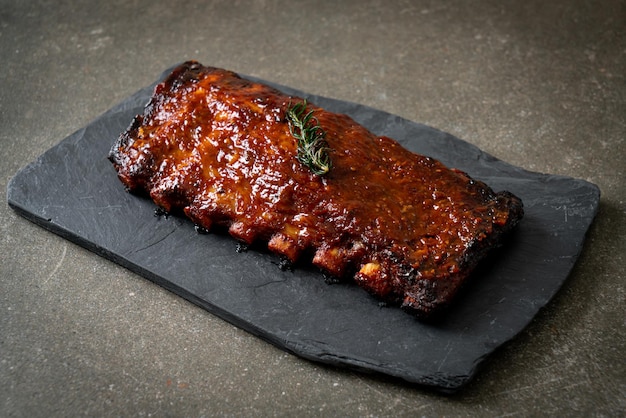 costillas a la parrilla de cerdo