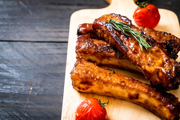 costillas a la parrilla de cerdo