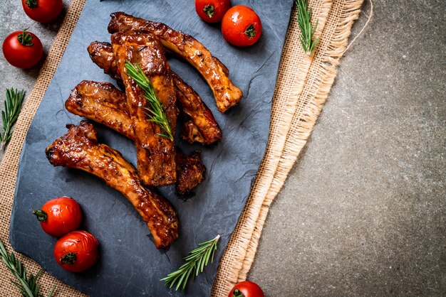 costillas a la parrilla de cerdo