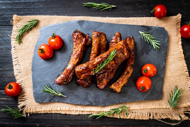 costillas a la parrilla de cerdo