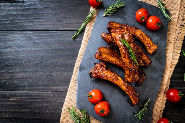 costillas a la parrilla de cerdo