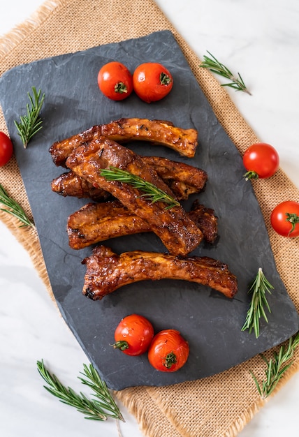 costillas a la parrilla de cerdo