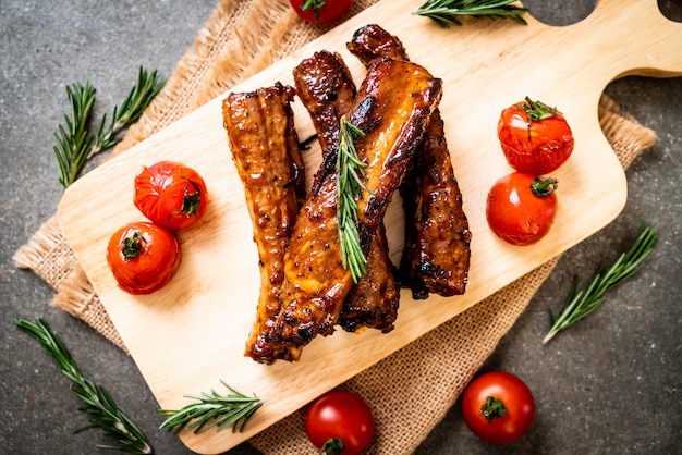 costillas a la parrilla de cerdo