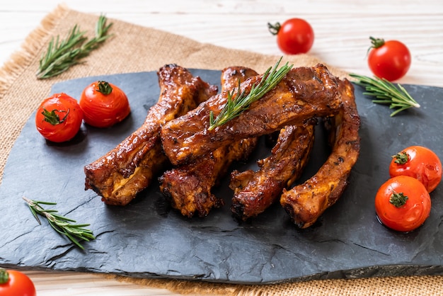 costillas a la parrilla de cerdo