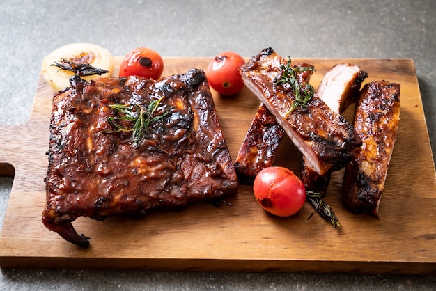 costillas a la parrilla de cerdo