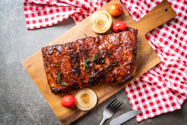 costillas a la parrilla de cerdo