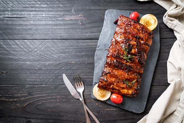 costillas a la parrilla de cerdo