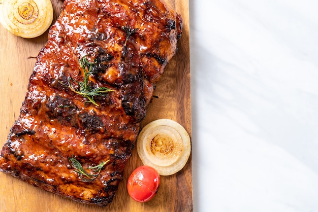 costillas a la parrilla de cerdo