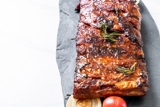 costillas a la parrilla de cerdo