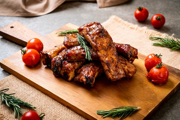 costillas a la parrilla de cerdo