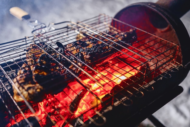 Costillas a la parrilla en una rejilla.