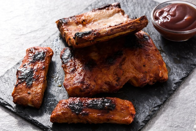 Costillas a la parrilla sobre piedra gris