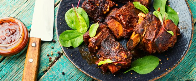 Costillas de ternera ahumadas con salsa