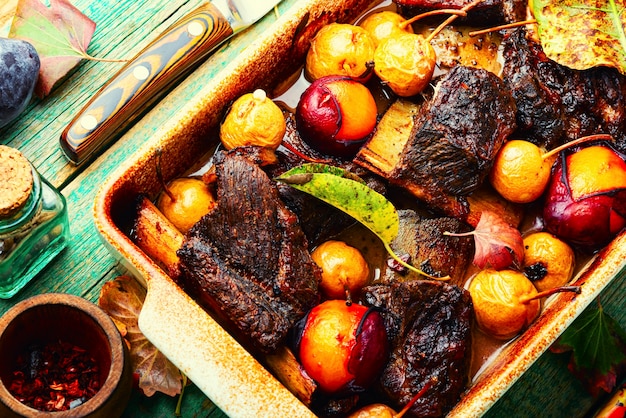 Costillas de ternera al horno en ciruelas y peras Costillas de carne en salsa de frutas