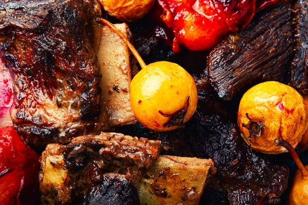 Costillas de ternera asadas en ciruelas y peras Costillas de carne en adobo de frutas Cerrar