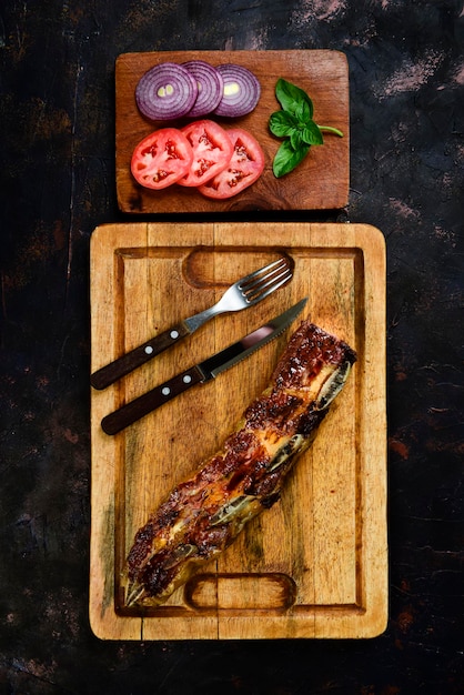 Costillas de ternera asadas presentadas en la mesa Patagonia Argentina